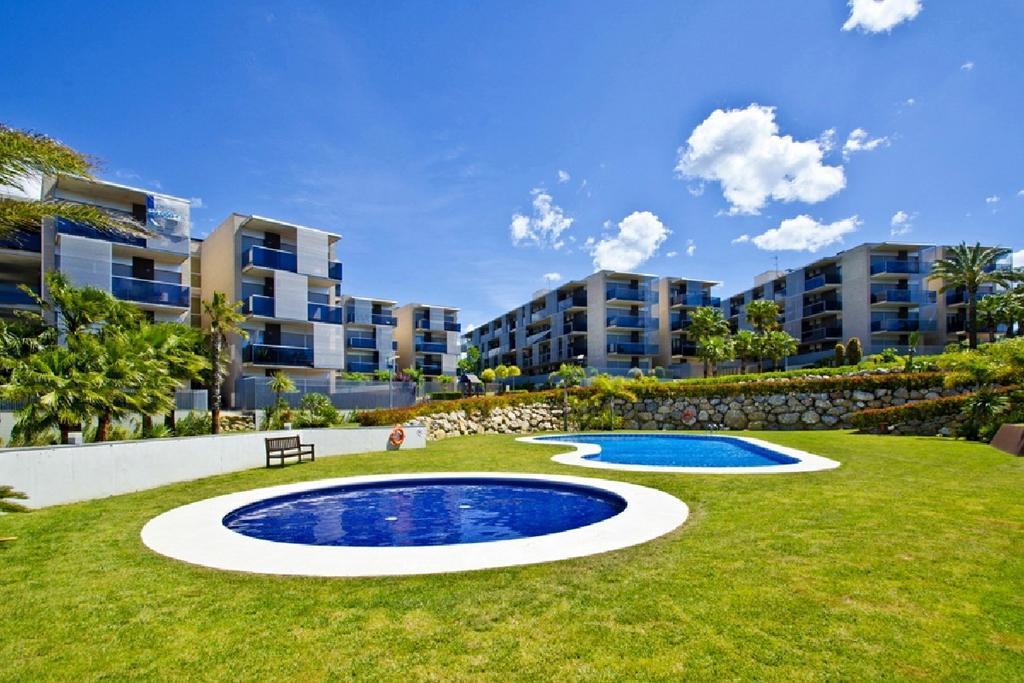 Uhc Paradise Village Family Complex *